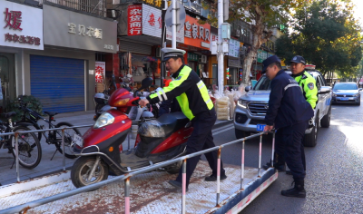 部门联动开展车辆规范停放专项整治行动