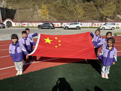 【教育之窗】县直机关幼儿园温泉园区：升旗仪式展风采 爱国教育润童心