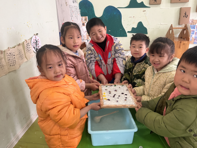 【教育之窗】第三幼儿园草盘地园区开展古法造纸体验活动