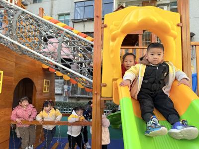 县第三幼儿园组织开展户外自主活动
