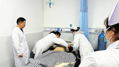 英山县医共体成功救治急性心律失常患者