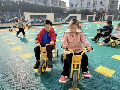【教育之窗】县第三幼儿园户外自主游戏：骑行小勇士的欢乐驰骋