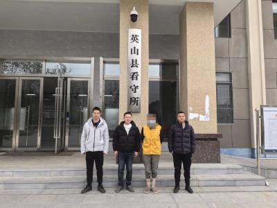 公交车上惊现“扒手”，英山警方4小时破案