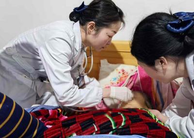 【健康英山】患者家属含泪致谢  县医共体总医院医护人员紧急救援显真情