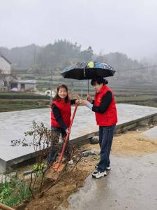 【爱我三河·美丽英山】县国投、九昇集团开展植树活动