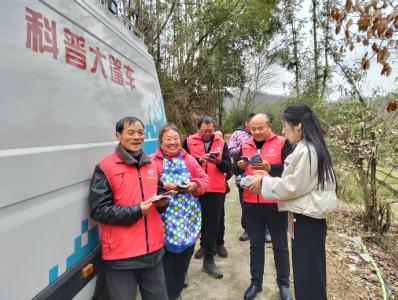 科协“雷锋”送科技到方家咀乡桑南村