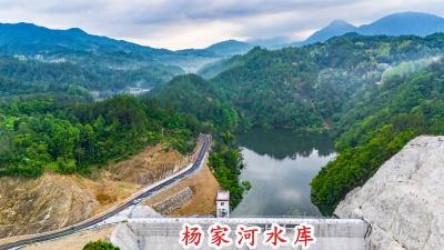 黄冈英山：杨家河水库景美如画