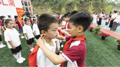 实验小学坡儿垴校区举行六一儿童节文艺汇演暨新队员入队仪式