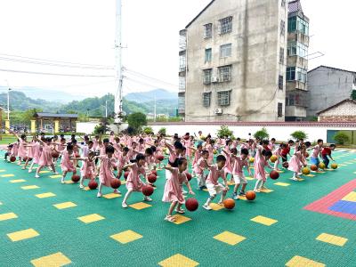 【教育之窗】县直机关幼儿园温泉园区：艾上六一 运动成长