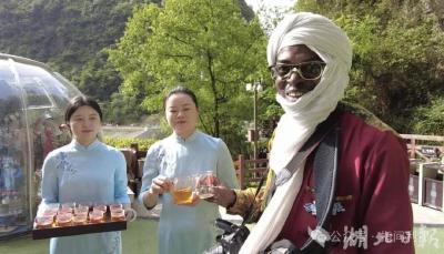 看了湖北利川土家族歌舞，非洲記者說也想上臺(tái)一起跳 