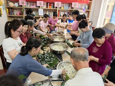 英山县森呼吸养老运营公司：粽香迎端午  情暖夕阳红