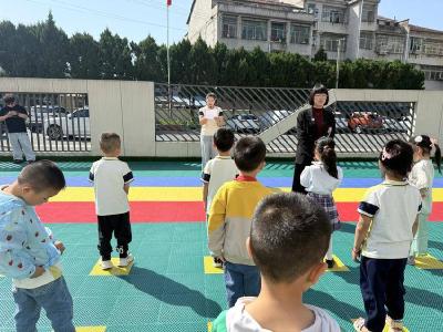 【教育之窗】县第三幼儿园开展防震减灾国旗下讲话活动