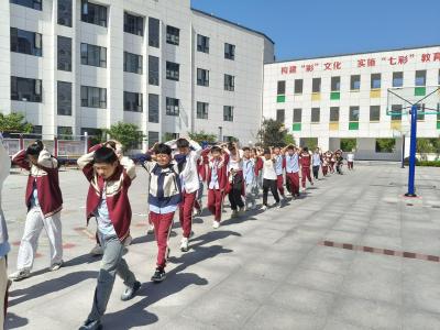 【教育之窗】县城西小学开展防灾防震疏散演练活动