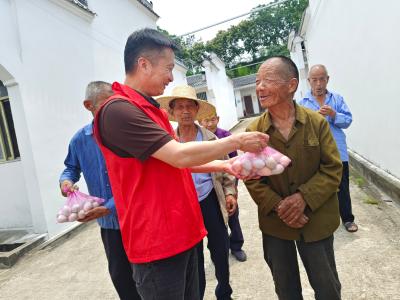 王家畈村回乡能人捐赠爱心鸡蛋