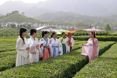 英山县东冲河村妇女穿汉服宣传特色产业 助力乡村振兴