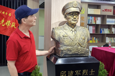 英雄從未遠(yuǎn)去，邱建軍犧牲一周年后，烈士雕像在漢落成