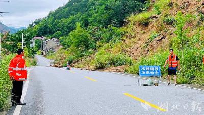 石頭咀鎮(zhèn)干群同心 全力開展防汛減災(zāi)保安全