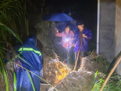 孔家坊鄉(xiāng)王家畈村連夜清淤排險(xiǎn)保民安
