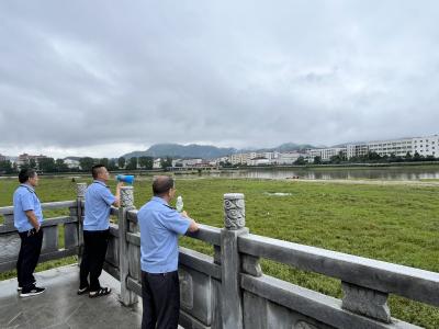 县农业综合执法大队强化汛期河道安全管控