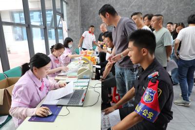 英山县开展集中无偿献血活动 干部群众携手为生命护航