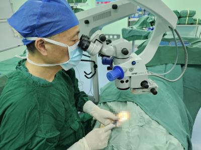 【健康英山】县医共体总医院：首例多焦点晶体植入术让六旬老人重获清晰视力