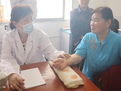 【健康英山】全国基层名老中医赴乡镇医疗机构坐诊：群众在“家门口”享中医服务