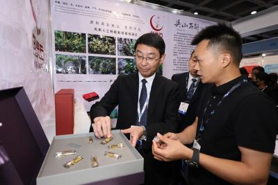 英山两家中医药企业亮相2025年香港国际展 推广“英山中医药”品牌
