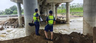 以雨为令 温泉镇严筑牢防汛安全防线