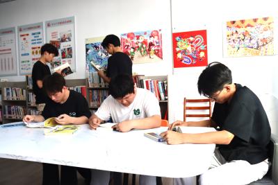 端午假期“充电”忙  图书馆里品书香
