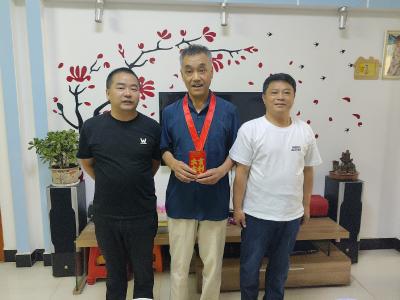 县供销社为老党员颁发“光荣在党50年”纪念章