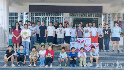 爱心汇聚童心 商会情暖托管班——石头咀镇商会慰问冯畈村暑期托管班