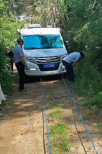 泥潭陷车遇援手 医患同心筑暖途