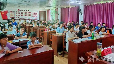 湖北大學(xué)“稚語童聲”實踐團隊暑期托管班在石頭咀鎮(zhèn)開班