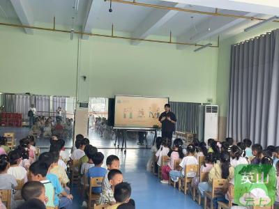 黄冈英山：第二幼儿园石头咀园区特邀法治副校长开展法治安全教育