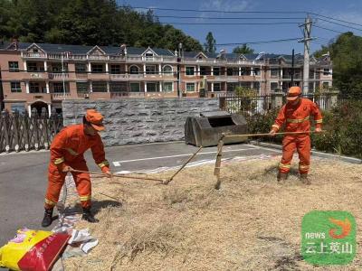 刚从车轮下“抢命”，又在暴雨前“抢粮”：英山救援队为了她两次冲锋
