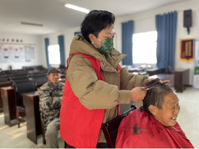 安福寺镇：新年新气象 返乡孝女为老人理发