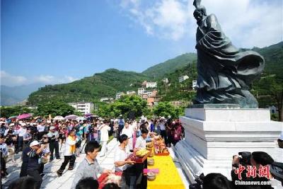 彭红卫：余光中为何说“蓝墨水的上上游是秭归”？| 东西问·两岸同祭