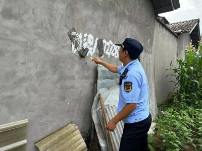 盛夏时 劳动者｜安福寺镇：清理小广告 美化大环境