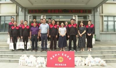 市领导为一线职工送清凉