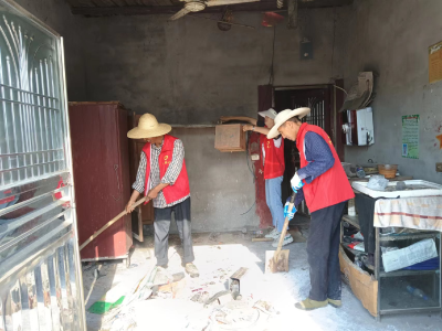 安福寺镇七里冲村开展为特困供养人员清理卫生活动 
