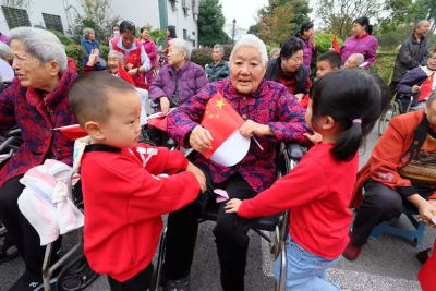 马家店街道中心幼儿园开展“爱洒敬老院 情暖老人心”主题实践活动