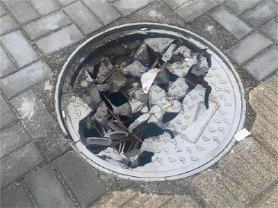 百里洲镇：更换老旧井盖 守护脚下安全