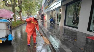 大雨登场 枝江环卫工人“借力”洁城