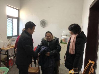 西湾社区：敲门问需求 保障居民安全过冬