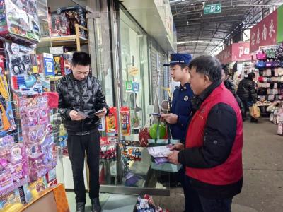 枝江消防走进丰坪巷小商品市场开展冬季防火“上门”宣传