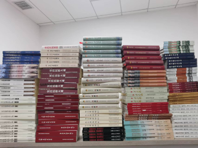 宜昌市政协向枝江市图书馆捐赠图书165册        