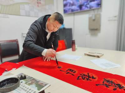 安福寺镇秦家塝村：年味渐浓添喜气 手写春联送祝福