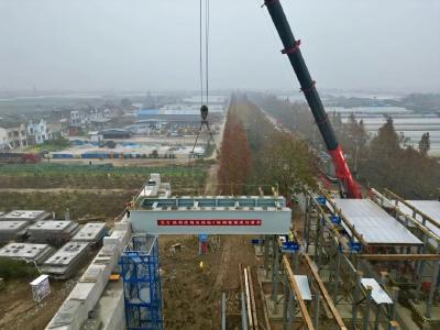 开门红！当枝松高速公路首片钢箱梁吊装成功