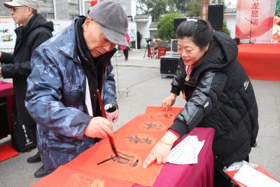 顾家店镇青龙山村开展“迎新春 写春联 送祝福”活动