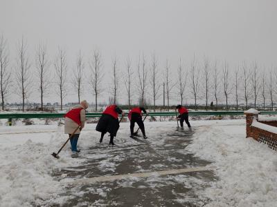 七星台镇肖家山村：扫雪破冰保畅通 敲门问候暖民心